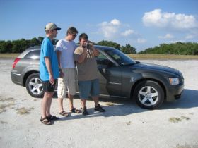 Drei Männer und ein Auto